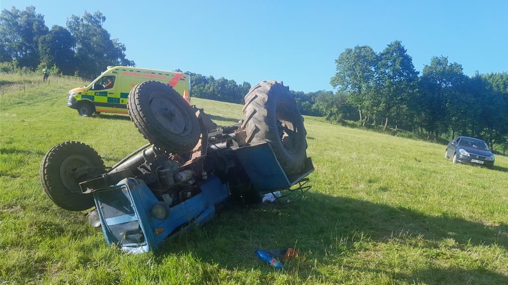 Na Novojičínsku se převrátil traktor, tři lidé stačili vyskočit, pro čtvrtého musel vrtulník